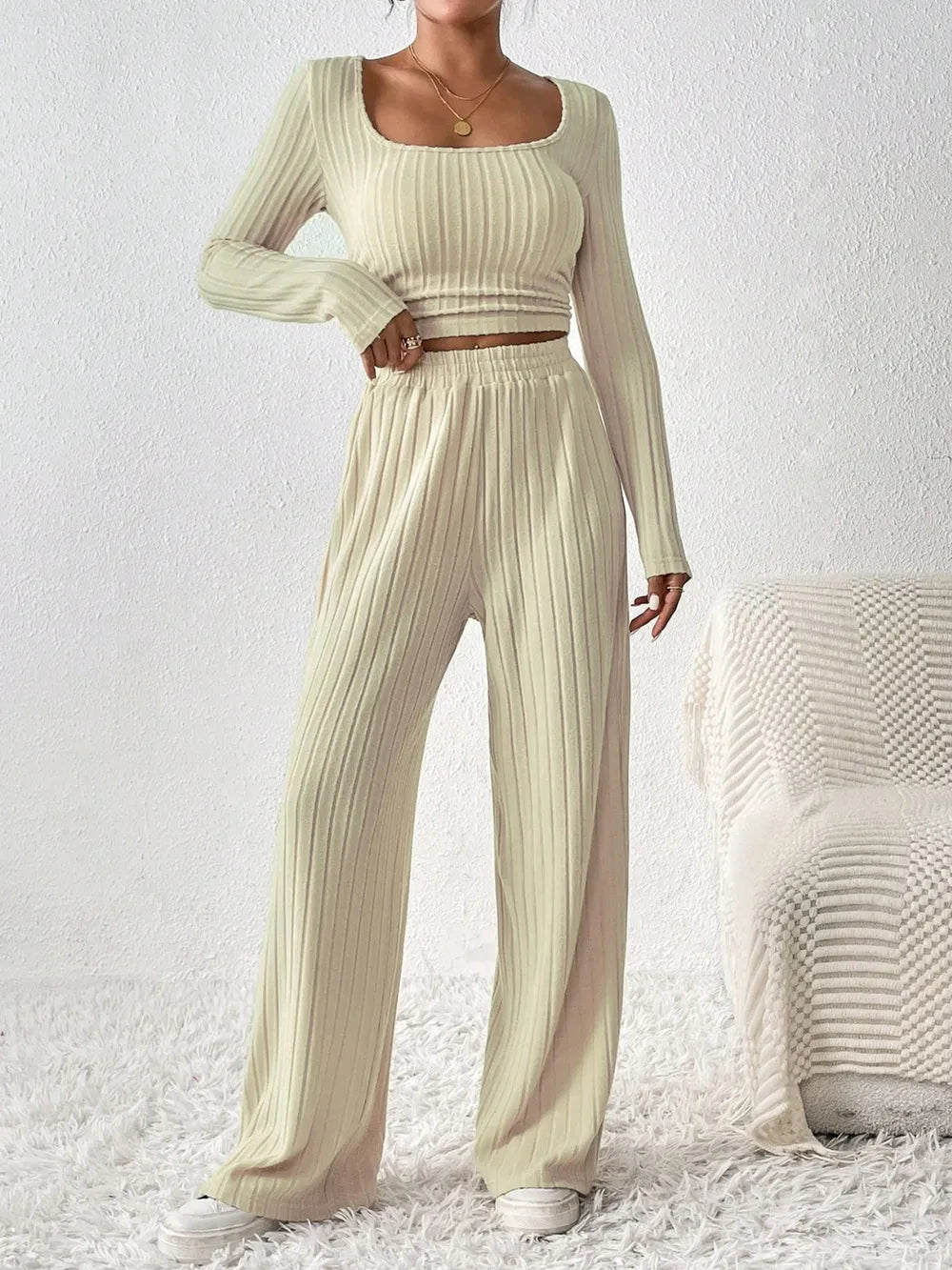 Set aus langärmligem Oberteil und Hose mit U-Ausschnitt