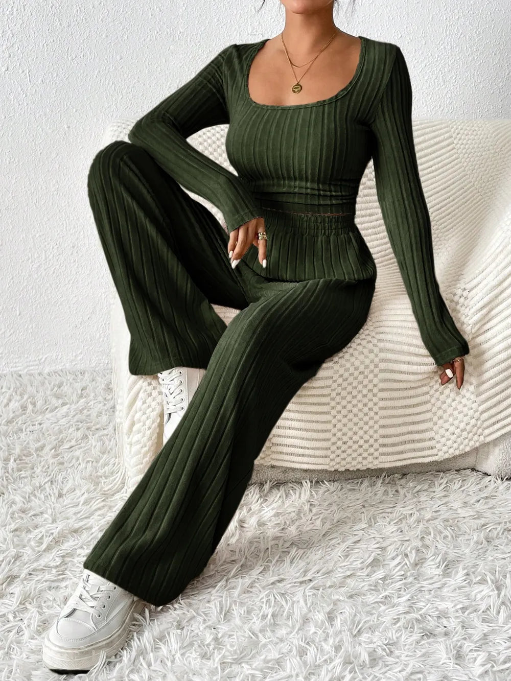 Set aus langärmligem Oberteil und Hose mit U-Ausschnitt