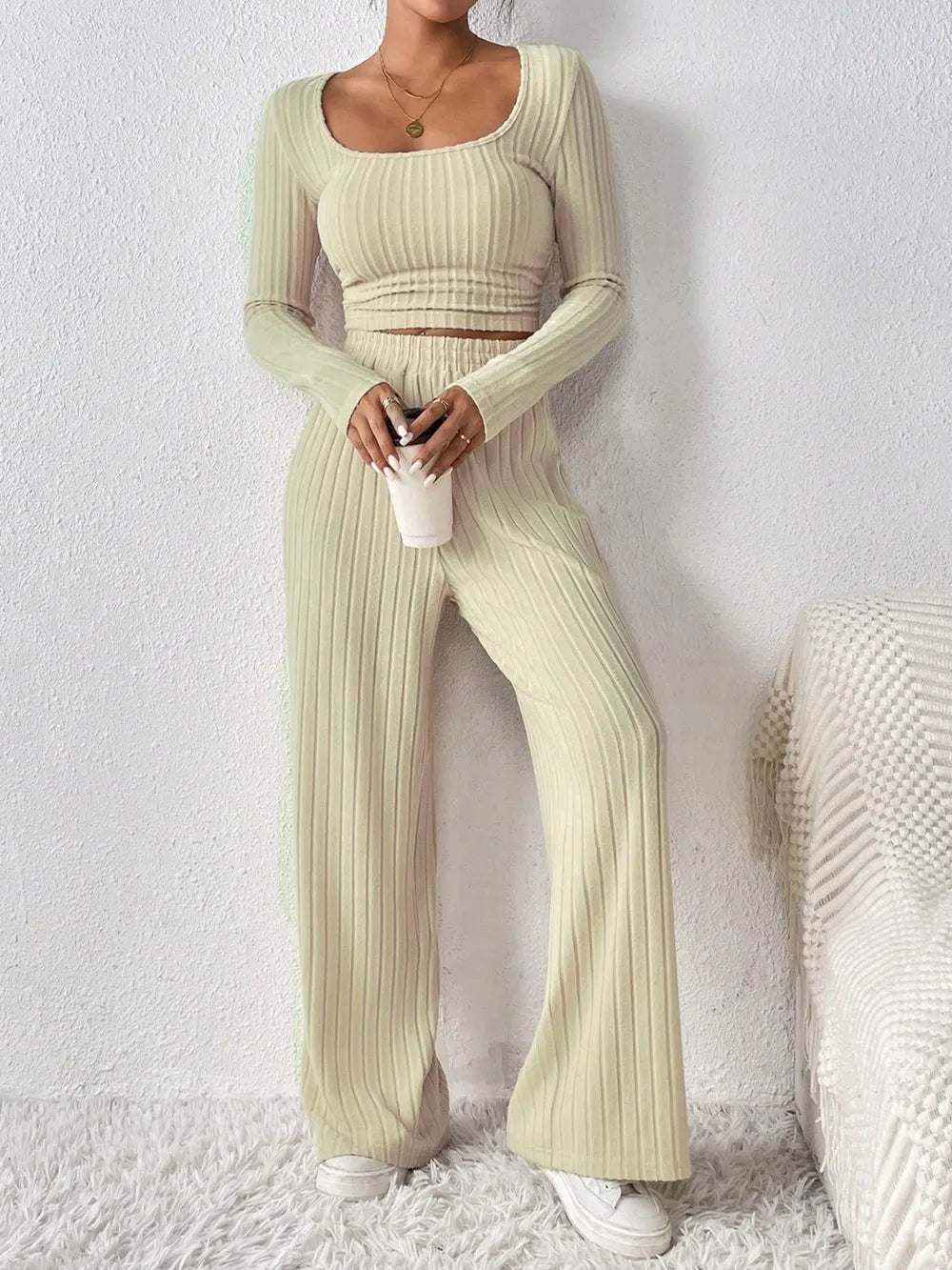 Set aus langärmligem Oberteil und Hose mit U-Ausschnitt