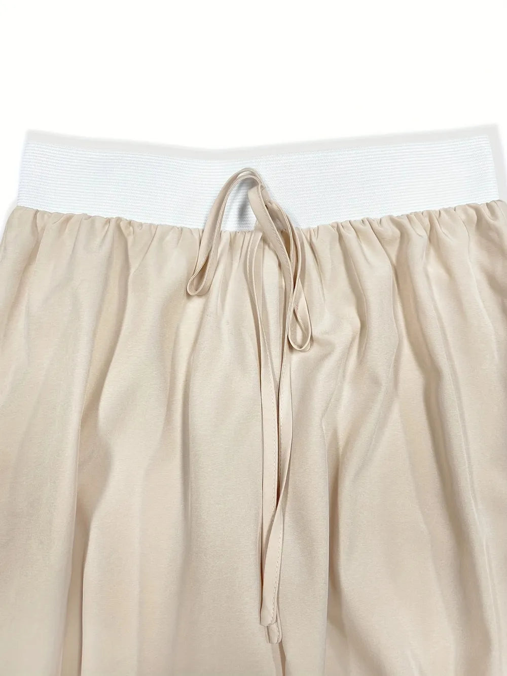 Set aus kurzärmligem Oberteil mit Rundhalsausschnitt und gebundener Hose