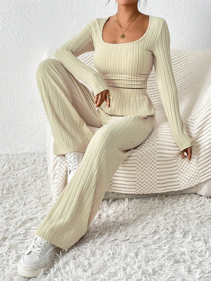 Set aus langärmligem Oberteil und Hose mit U-Ausschnitt